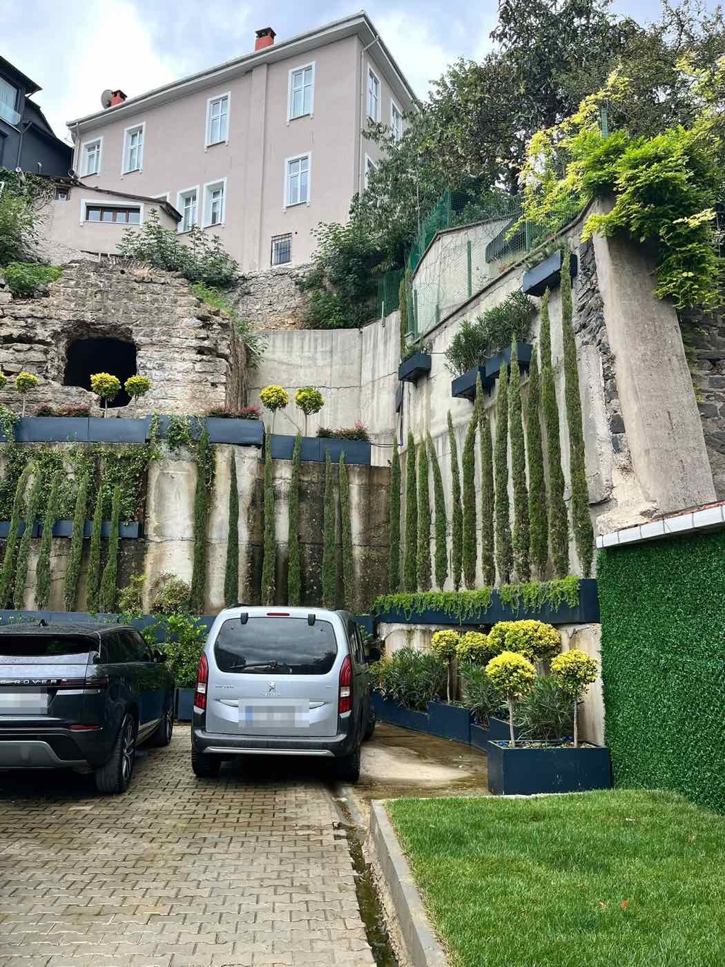 Teraslı İstinat Duvarı ve Dikey Bahçe — Karadağ Peyzaj