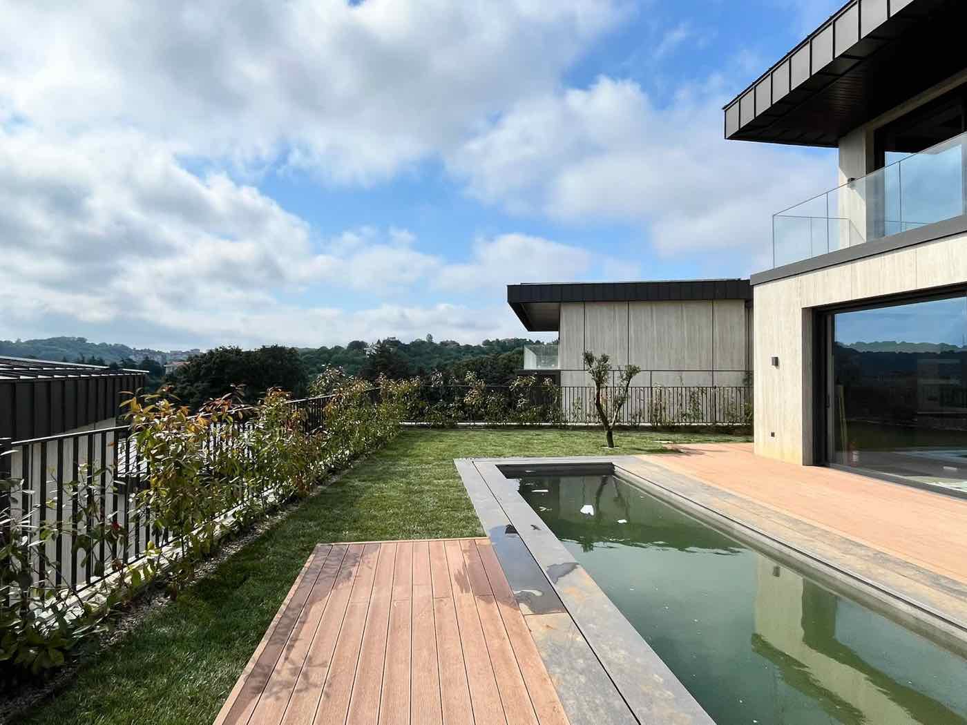 Havuz Terası, Deck ve Rulo Çim — Karadağ Peyzaj