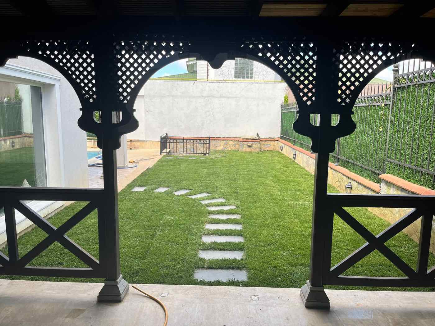 Pergola Altından Bahçe ve Havuz — Karadağ Peyzaj